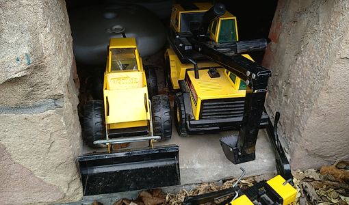 Baustellenfahrzeuge in der Garage