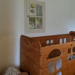 Über dem Bett ist ein Plüschtierschrank
