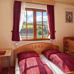 Doppelbett mit Kinderspielbettchen