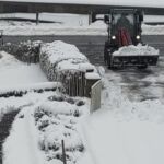 Nachbar räumt die Einfahrt