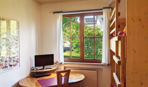 Schreibtisch am Fenster