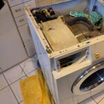 Die Waschmaschine bekommt neue Stoßdämpfer
