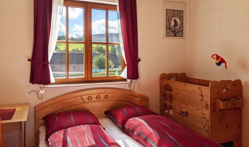 Doppelbett mit Kinderspielbettchen