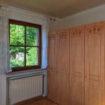 Fenster und Schrank
