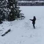 Kinder bauen Schneemann