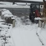 Nachbar räumt die Einfahrt
