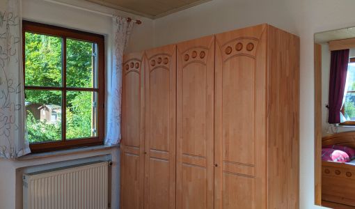 Fenster und Schrank