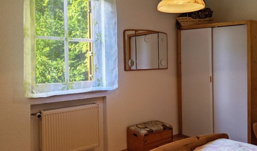 Fenster + Spiegel + Schrank