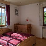 Kinderbett und Fenster